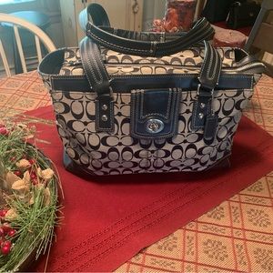 💥SOLD 💥Beautiful Black Jacquard Coach tote.